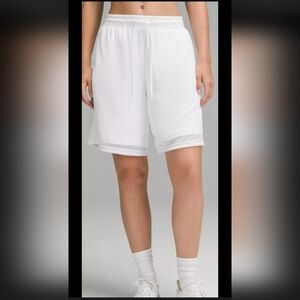 Lululemon FIRE! NWT! Relaxed-Fit Training Short 8" in White. Sz 4. R2S!